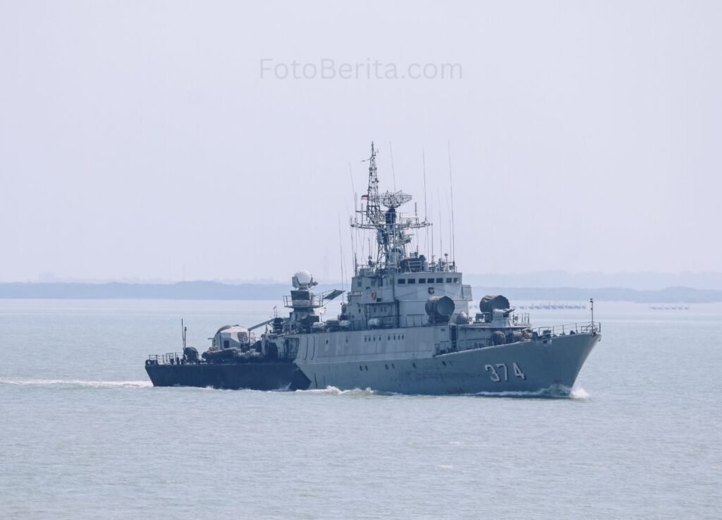 TNI AL Gelar Latihan Manuver dan Misi Evakuasi di Perairan Balikpapan - FotoBerita.com