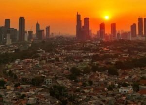 Pesona Senja Jakarta Warnai Langit Ibu Kota di Tengah Kepadatan Penduduk - FotoBerita.com
