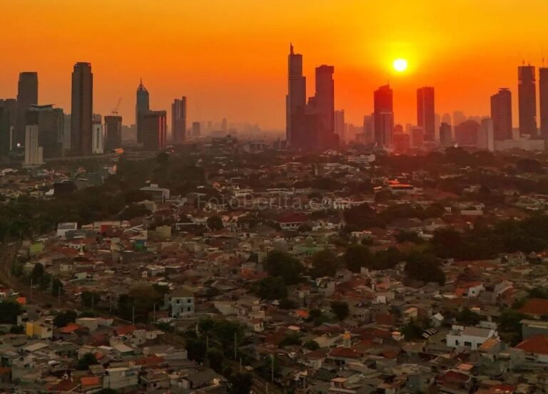 Pesona Senja Jakarta Warnai Langit Ibu Kota di Tengah Kepadatan Penduduk - FotoBerita.com
