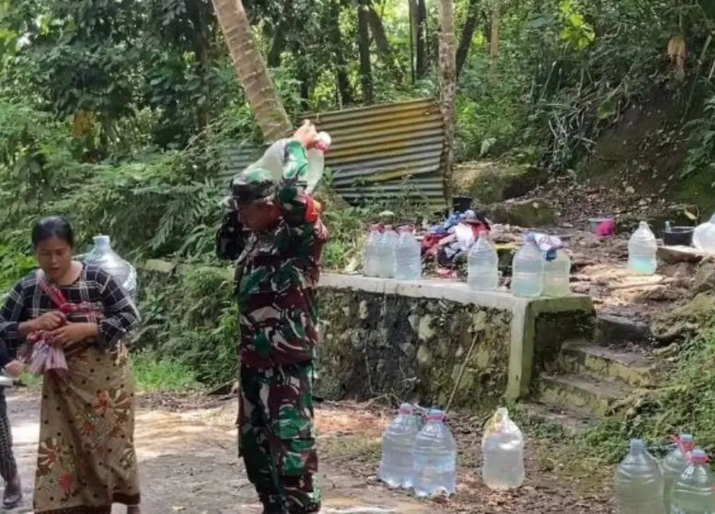 Tunanetra di Cilegon Tempuh 1 Kilometer Demi Air Bersih - FotoBerita.com