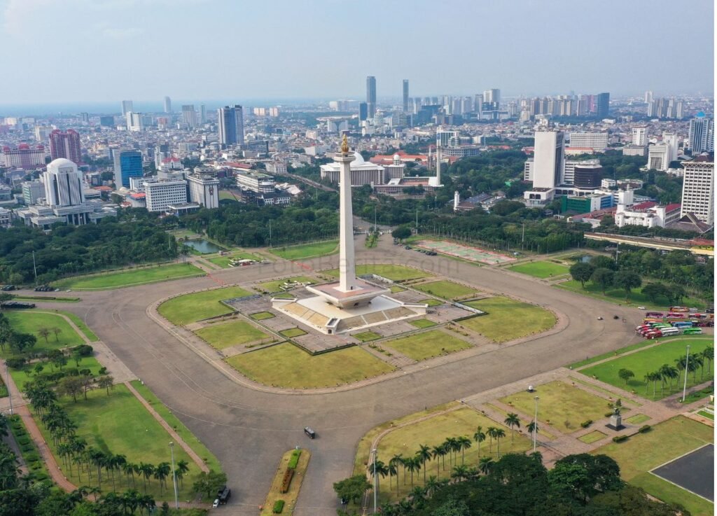 Warga Antusias Saksikan Atraksi Pesawat di Langit Monas