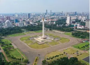 Warga Antusias Saksikan Atraksi Pesawat di Langit Monas