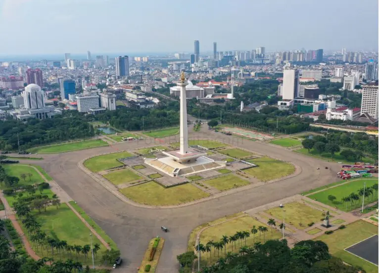 Warga Antusias Saksikan Atraksi Pesawat di Langit Monas