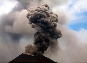 Erupsi Anak Krakatau Ganggu Penerbangan Jakarta-Banda Aceh - FotoBerita.com